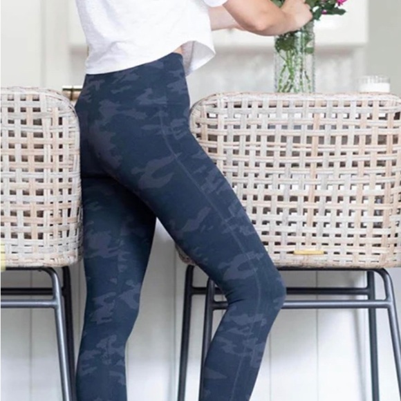 EUC SPANX CAMO CROPPED LEGGINGS, SIZE MEDIUM - Picture 1 of 5